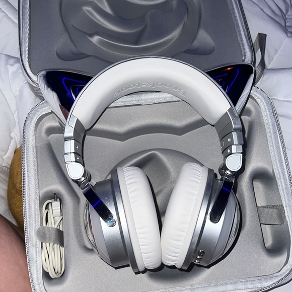 Ariana grande brooks time limited edition wireless headphones - Picture 4 of 6